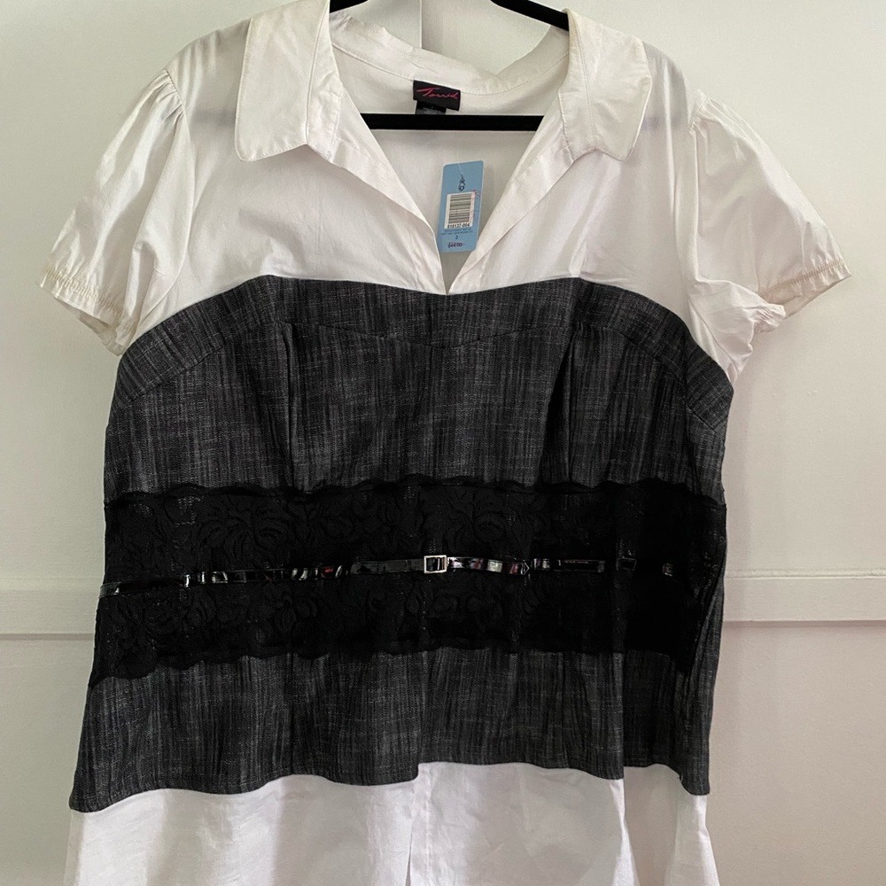 New with tags Torrid top. Because never worn, there is discoloration on the top.
